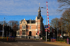 900539 Gezicht op het huis Maliebaan 108 te Utrecht, met op de voorgrond de spoorwegovergang in de Museumlaan.